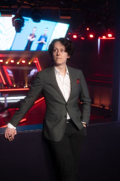 Produktbild: Behind the Screens