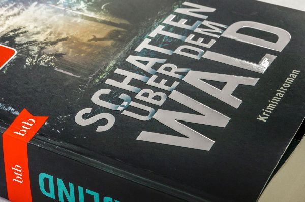 Produktbild: Schatten über dem Wald