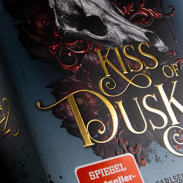 Produktbild: The Fallen and the Kiss of Dusk (Crowns of Nyaxia 4)