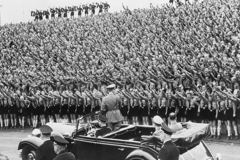 Hitler vor Menschenmasse