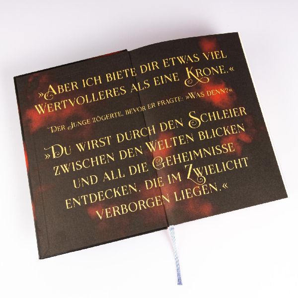 Produktbild: The Fallen and the Kiss of Dusk (Crowns of Nyaxia 4)