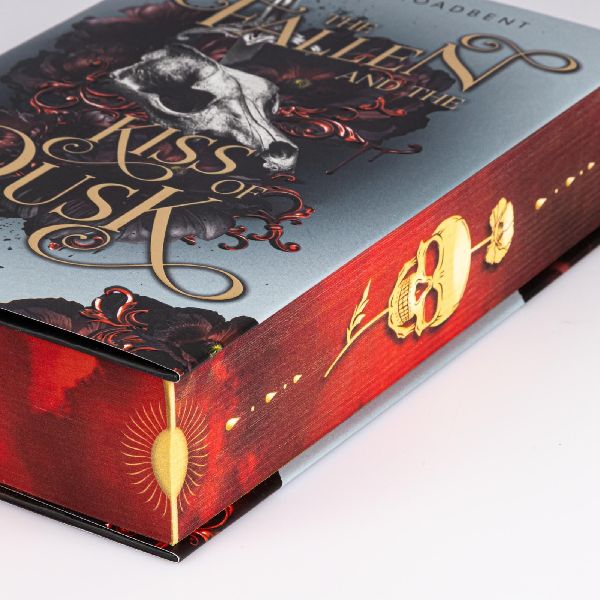 Produktbild: The Fallen and the Kiss of Dusk (Crowns of Nyaxia 4)